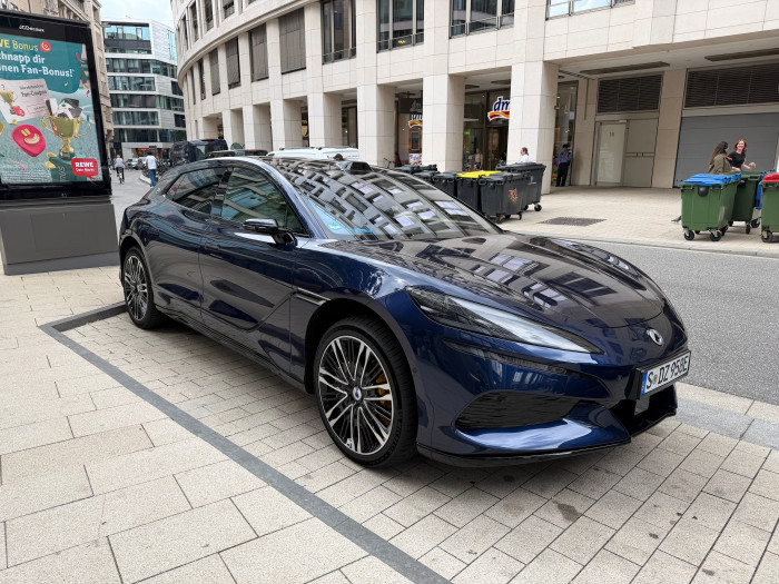 Der Denza Z9 GT kommt im Format eines Shooting-Brake. Im Dachbereich ist deutlich der Lidar-Sensor zu erkennen. (Bild: Dirk Kunde)